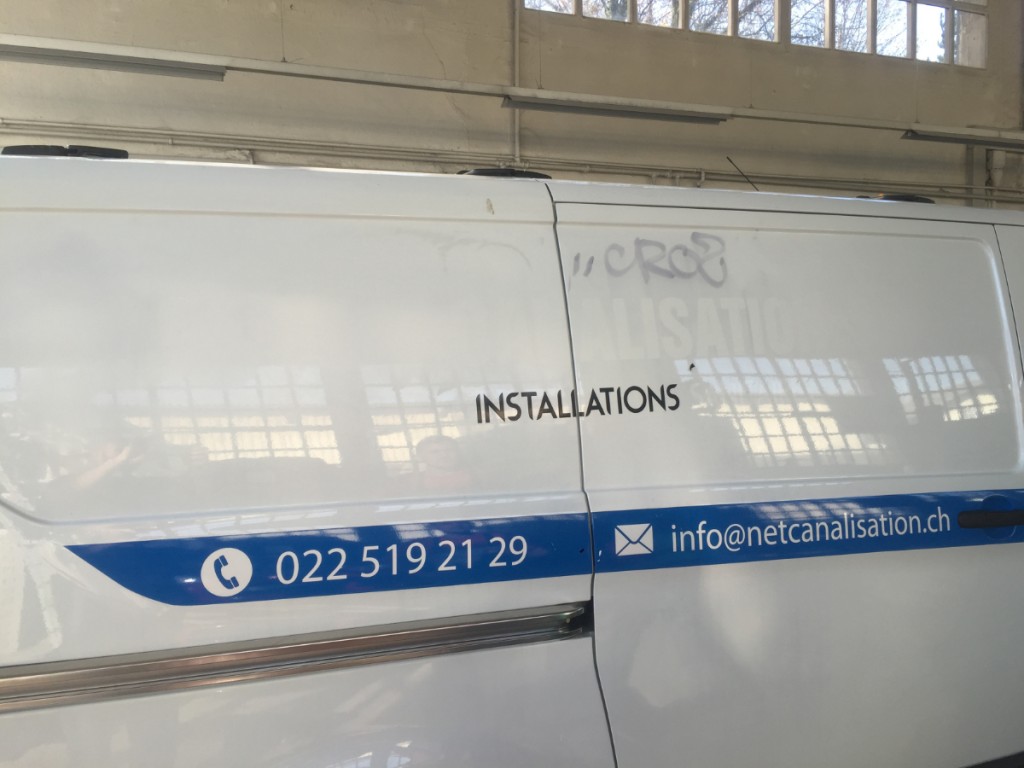 Ce tag a pu être nettoyé sans qu'il y ai eu besoin de repeindre le véhicule